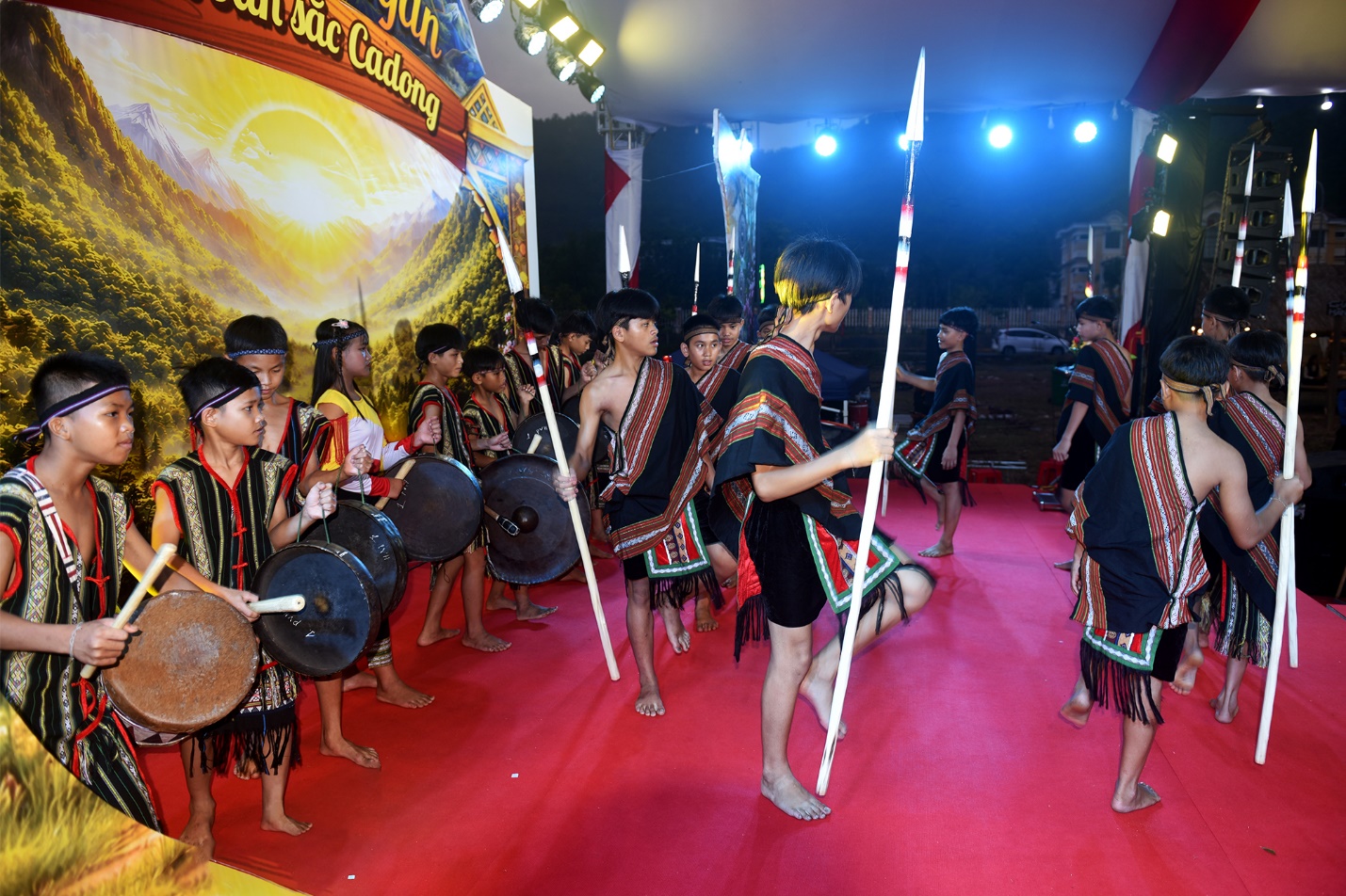 khong gian van hoa  doc dao o cho phien son tay thuong - 12