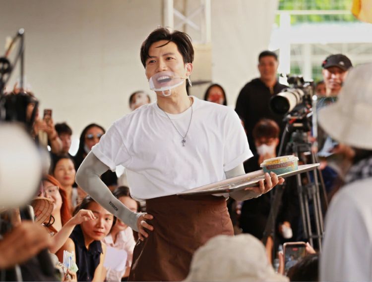 Song Luân, Anh Tú bán bánh gây quỹ, thu gần 30 triệu đồng hỗ trợ hoàn cảnh khó khăn