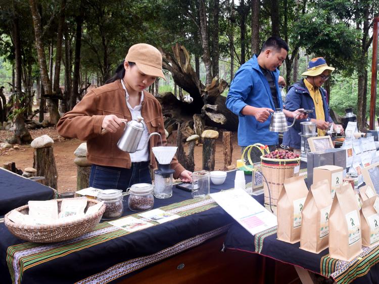 Không gian trải nghiệm cà phê độc đáo ở Vườn tượng nghệ thuật Măng Đen