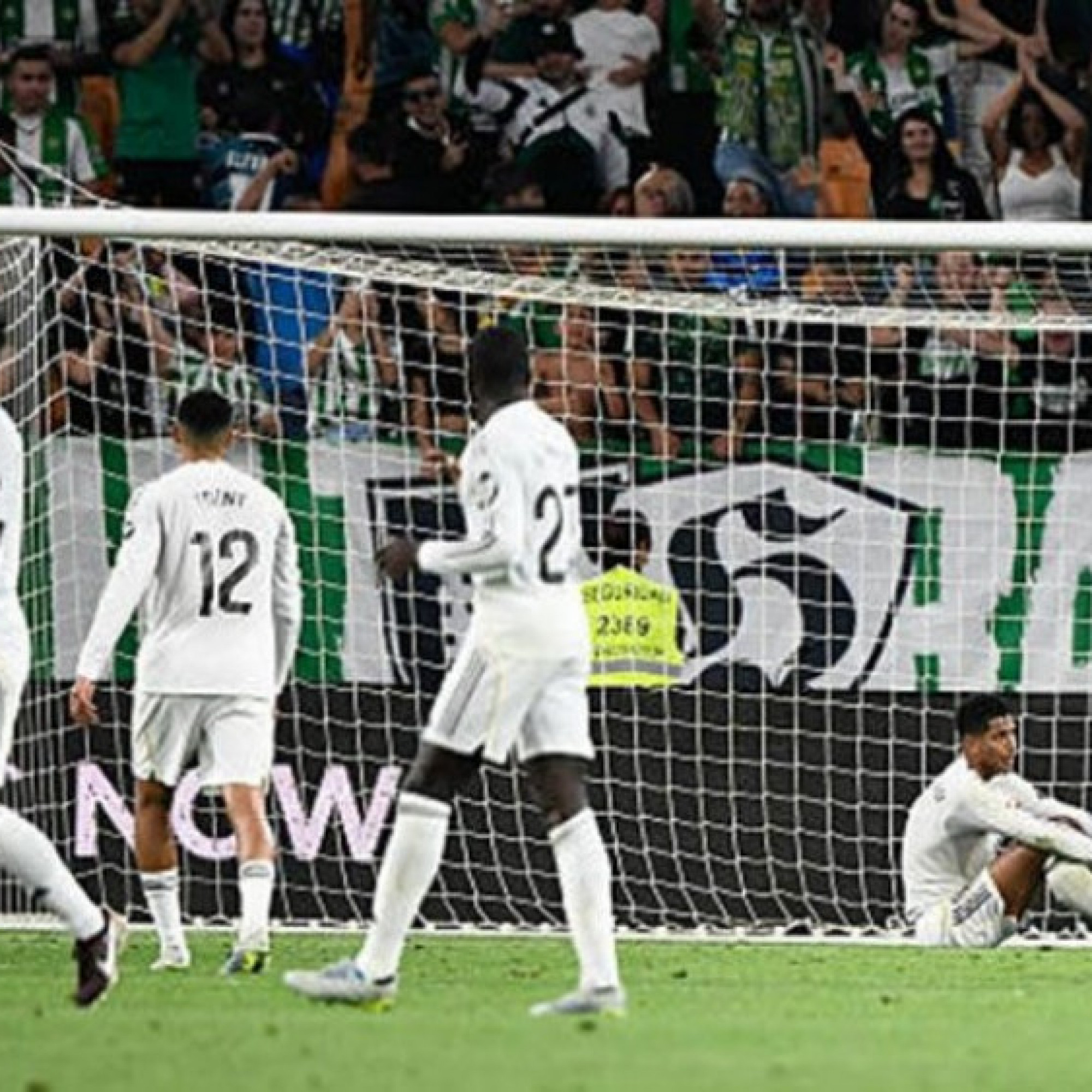  - Real Madrid sa sút thảm hại: Siêu sao cũng "buông" lúc chưa thua