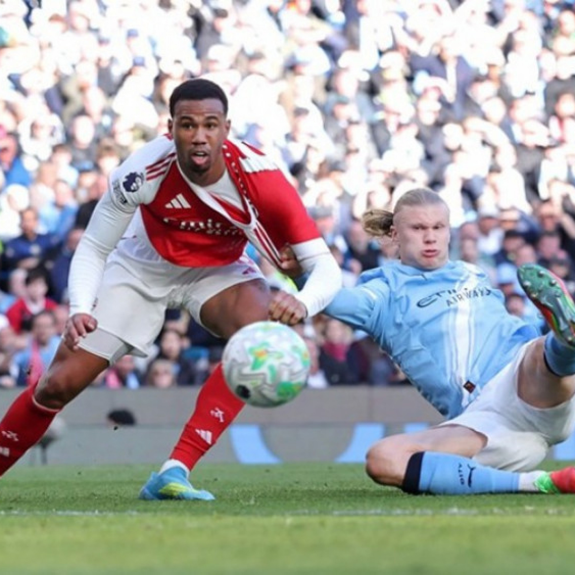  - Cửa vô địch rộng mở với cả Man City & Arsenal, nhưng sai một ly sẽ đi một dặm