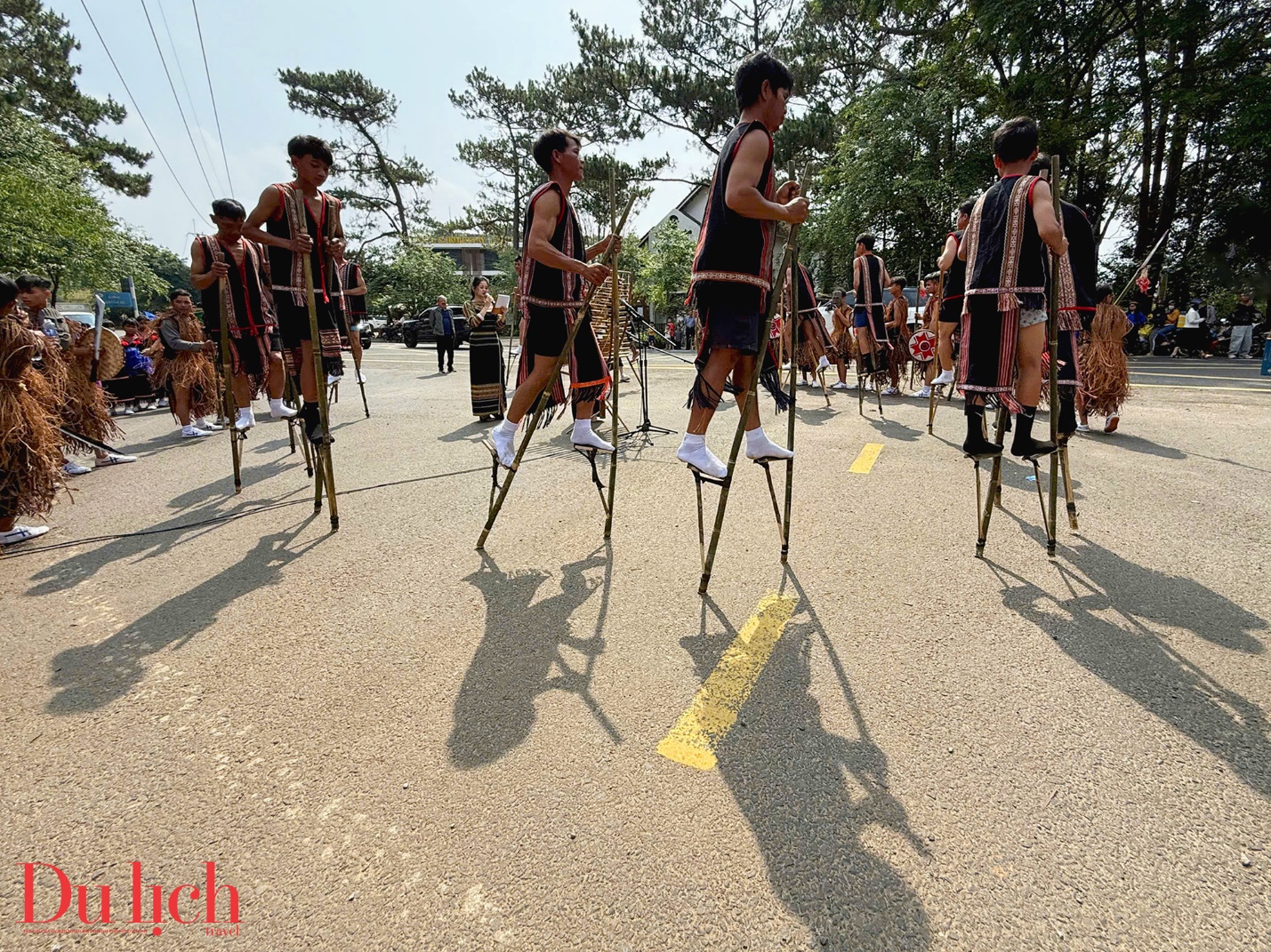 hang tram nghe nhan, nghe si dong dien le hoi duong pho o mang den - 12