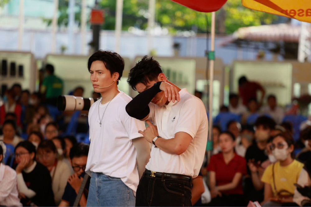 Song Luân, Anh Tú bán bánh gây quỹ, thu gần 30 triệu đồng hỗ trợ hoàn cảnh khó khăn - 4