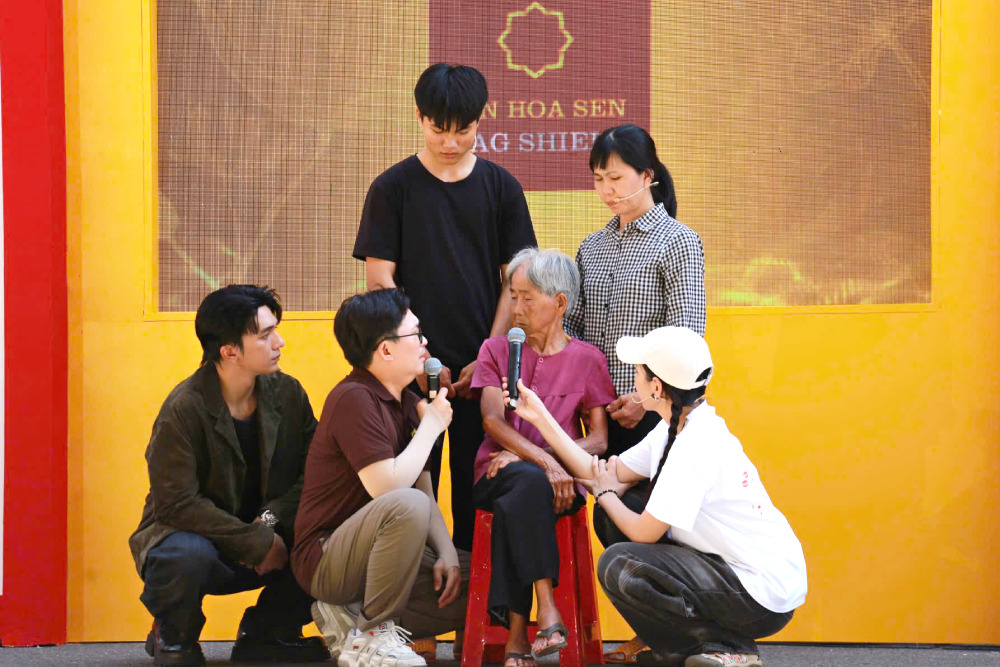 Song Luân, Anh Tú bán bánh gây quỹ, thu gần 30 triệu đồng hỗ trợ hoàn cảnh khó khăn - 1