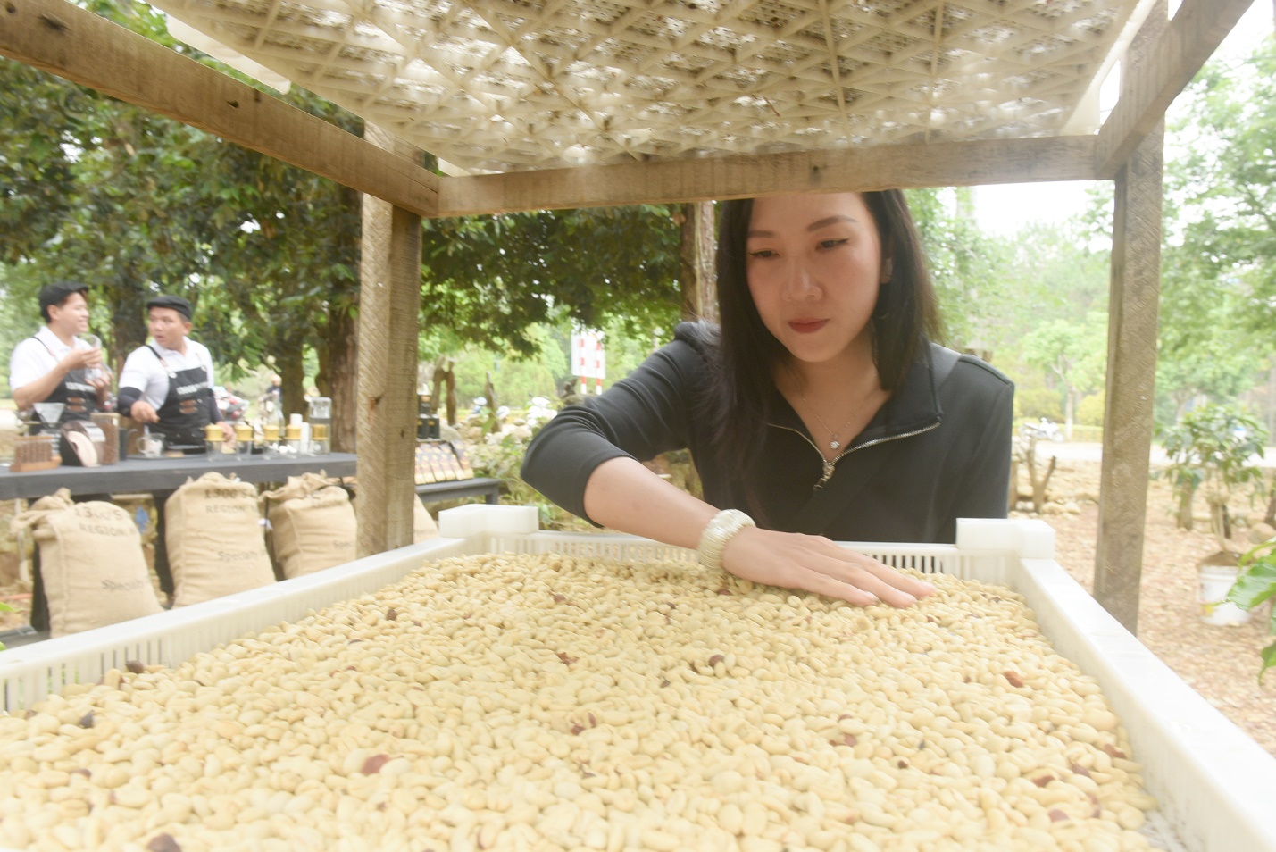 khong gian trai nghiem ca phe doc dao o vuon tuong nghe thuat mang den - 9
