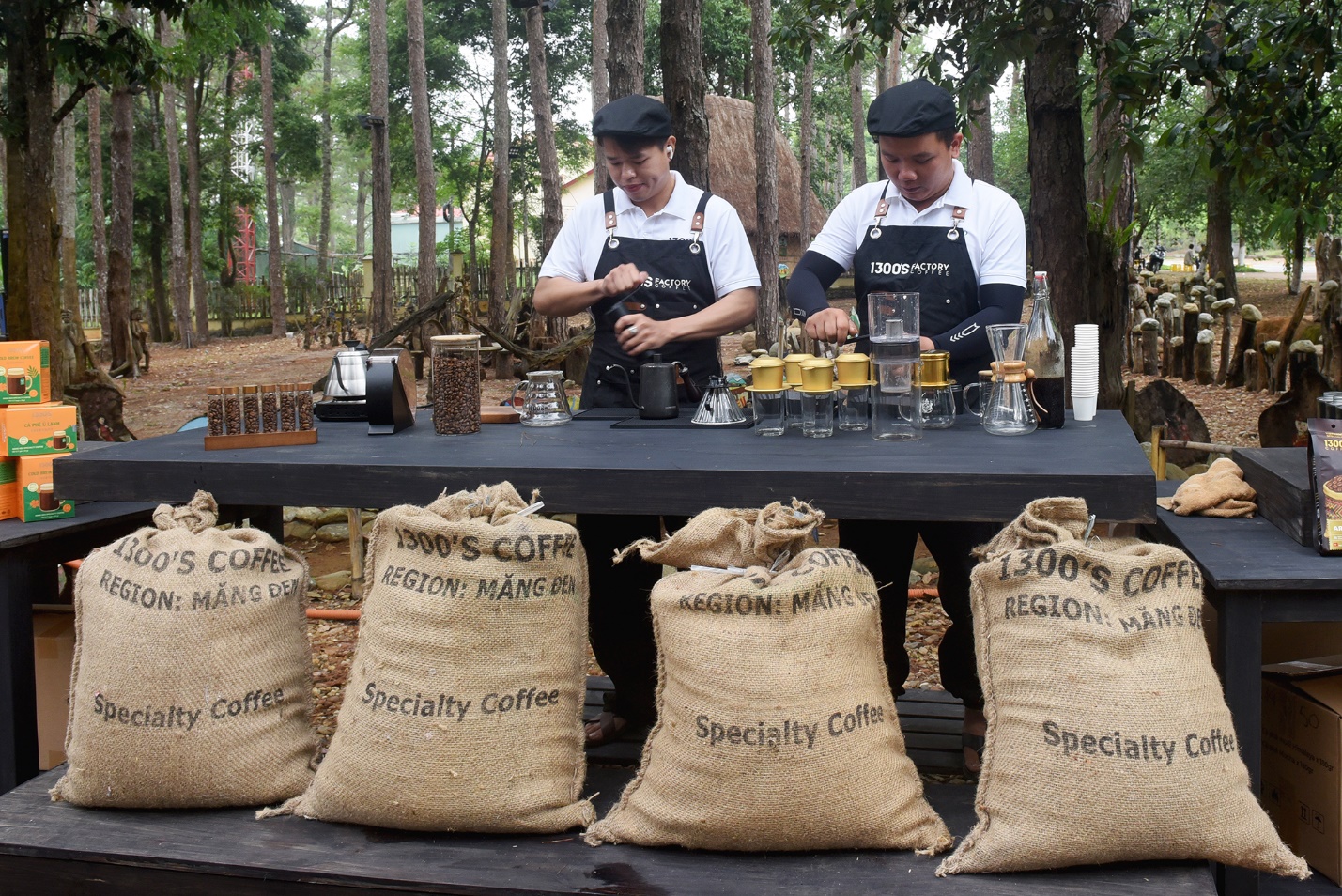 khong gian trai nghiem ca phe doc dao o vuon tuong nghe thuat mang den - 7