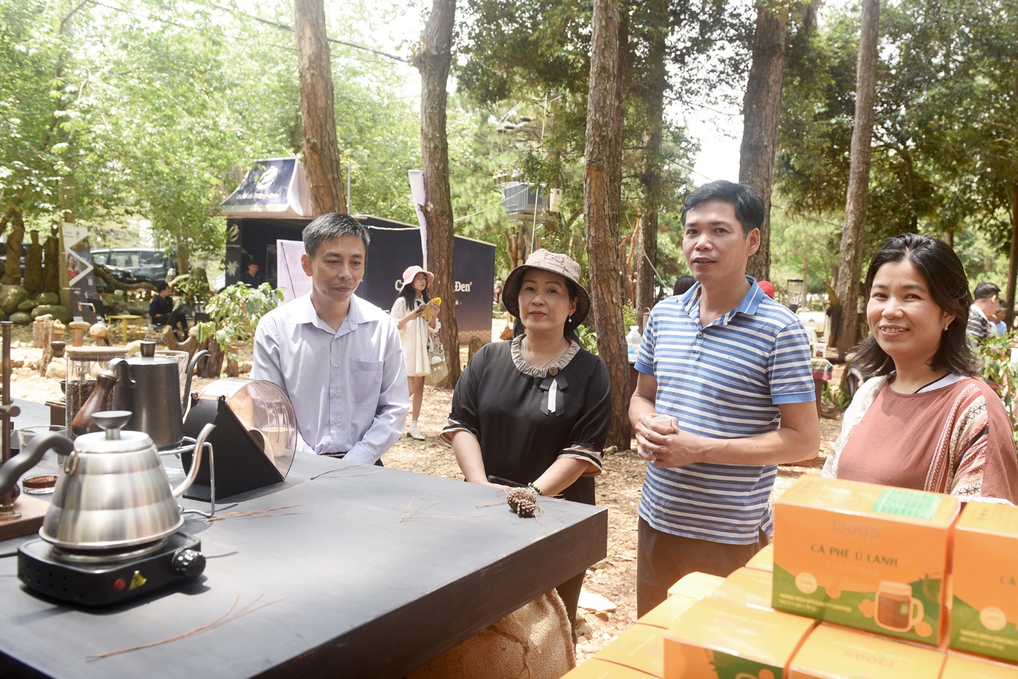 khong gian trai nghiem ca phe doc dao o vuon tuong nghe thuat mang den - 12