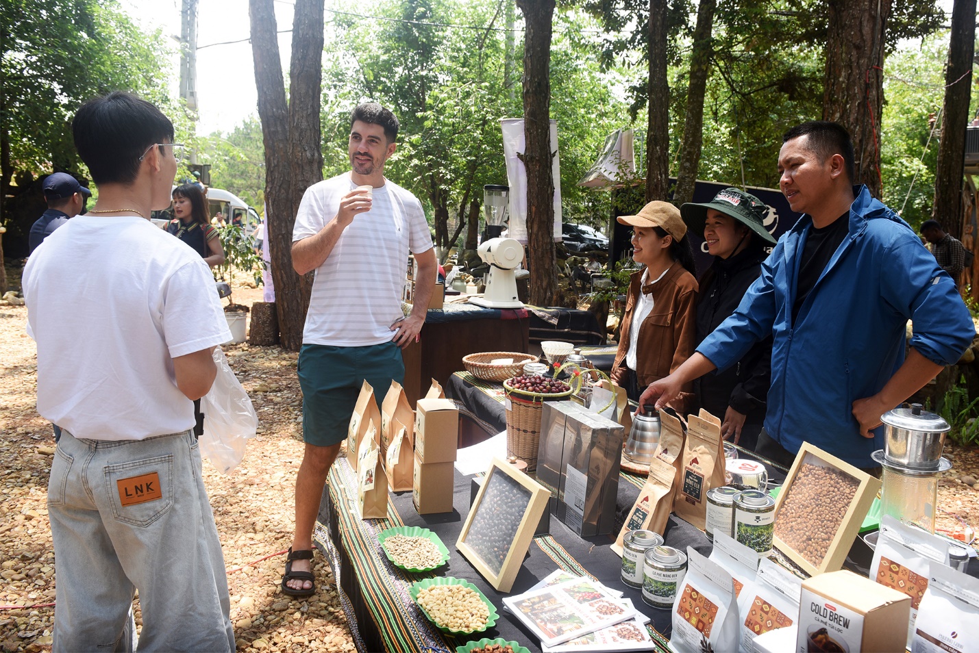 khong gian trai nghiem ca phe doc dao o vuon tuong nghe thuat mang den - 11