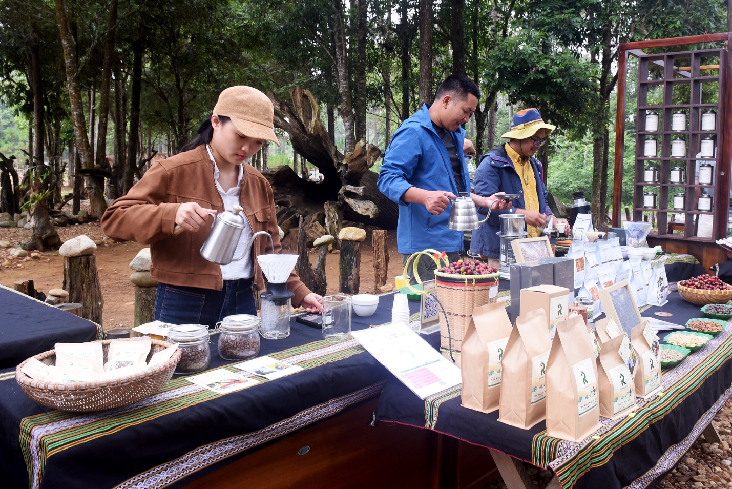 khong gian trai nghiem ca phe doc dao o vuon tuong nghe thuat mang den - 10