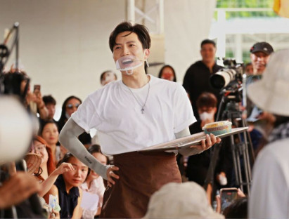 Song Luân, Anh Tú bán bánh gây quỹ, thu gần 30 triệu đồng hỗ trợ hoàn cảnh khó khăn