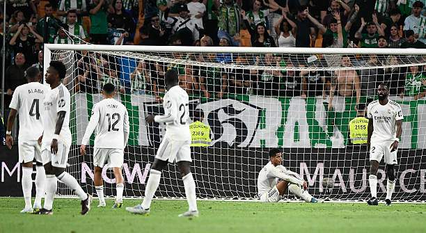 Real Madrid đổ đốn thảm hại: Siêu sao cũng "buông" lúc chưa thua - 1