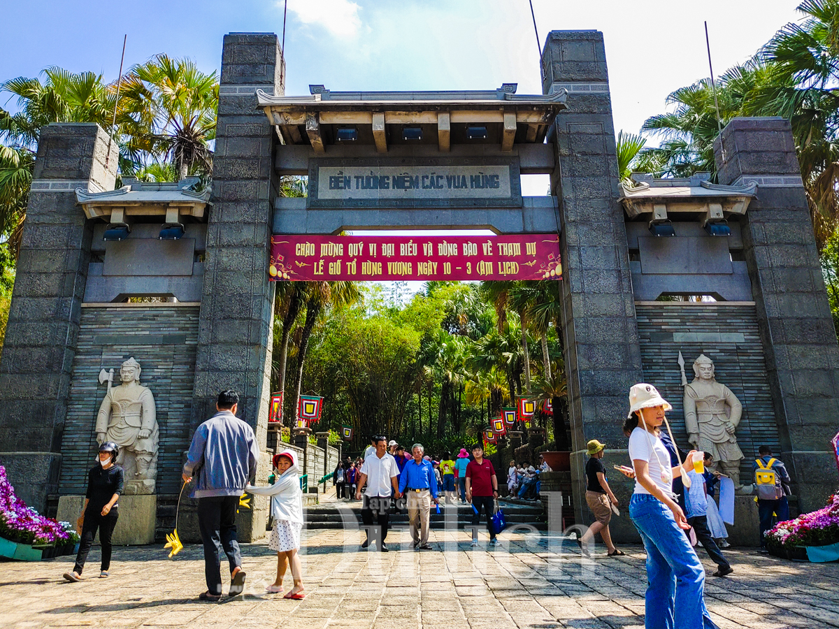 Hàng ngàn người dân và du khách rộn ràng trẩy hội Đền Hùng trong ngày Giỗ Quốc Tổ - 1