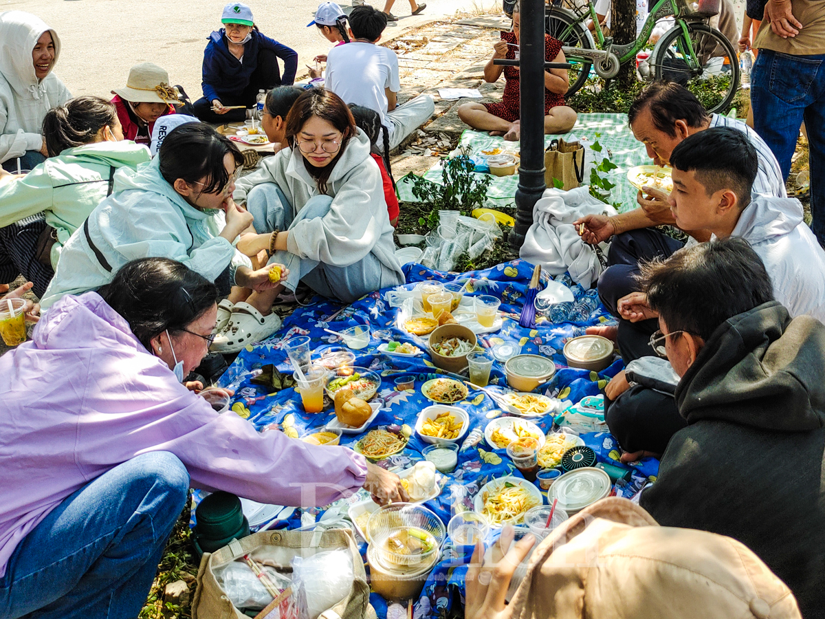 Hàng ngàn người dân và du khách rộn ràng trẩy hội Đền Hùng trong ngày Giỗ Quốc Tổ - 12