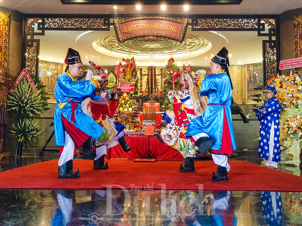 Hàng ngàn người dân và du khách rộn ràng trẩy hội Đền Hùng trong ngày Giỗ Quốc Tổ - 6