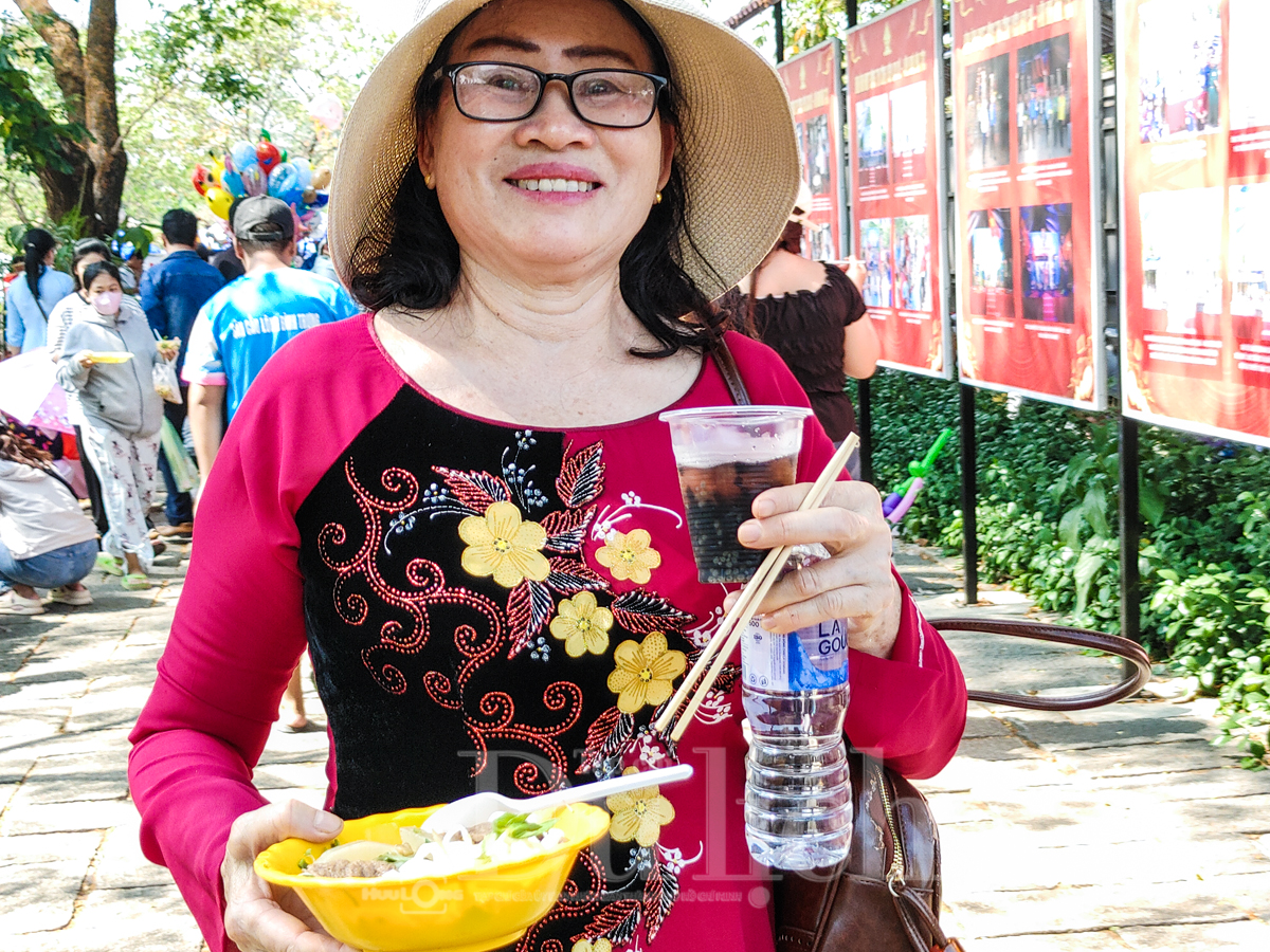 Hàng ngàn người dân và du khách rộn ràng trẩy hội Đền Hùng trong ngày Giỗ Quốc Tổ - 10