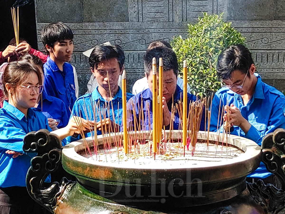 Hàng ngàn người dân và du khách rộn ràng trẩy hội Đền Hùng trong ngày Giỗ Quốc Tổ - 13