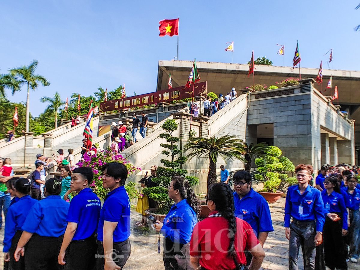 Hàng ngàn người dân và du khách rộn ràng trẩy hội Đền Hùng trong ngày Giỗ Quốc Tổ - 14