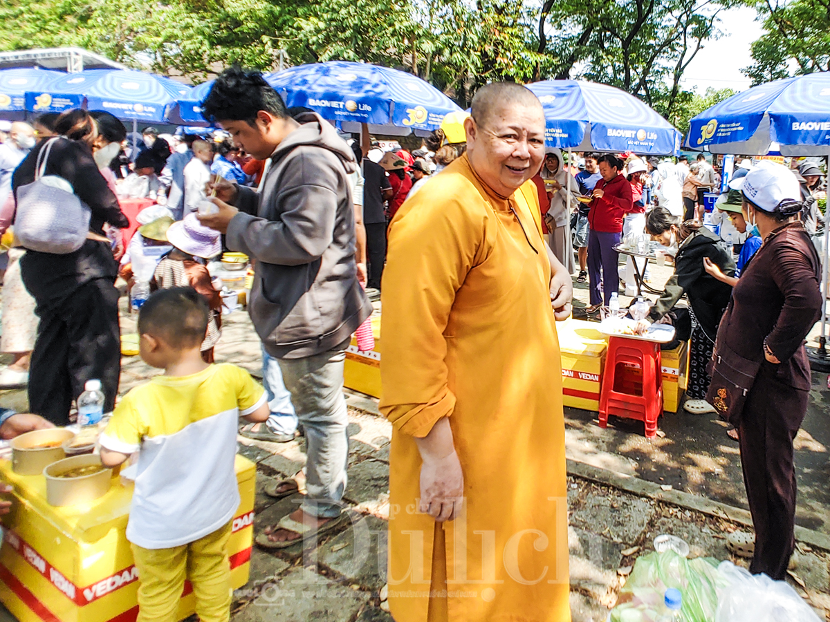 Hàng ngàn người dân và du khách rộn ràng trẩy hội Đền Hùng trong ngày Giỗ Quốc Tổ - 11