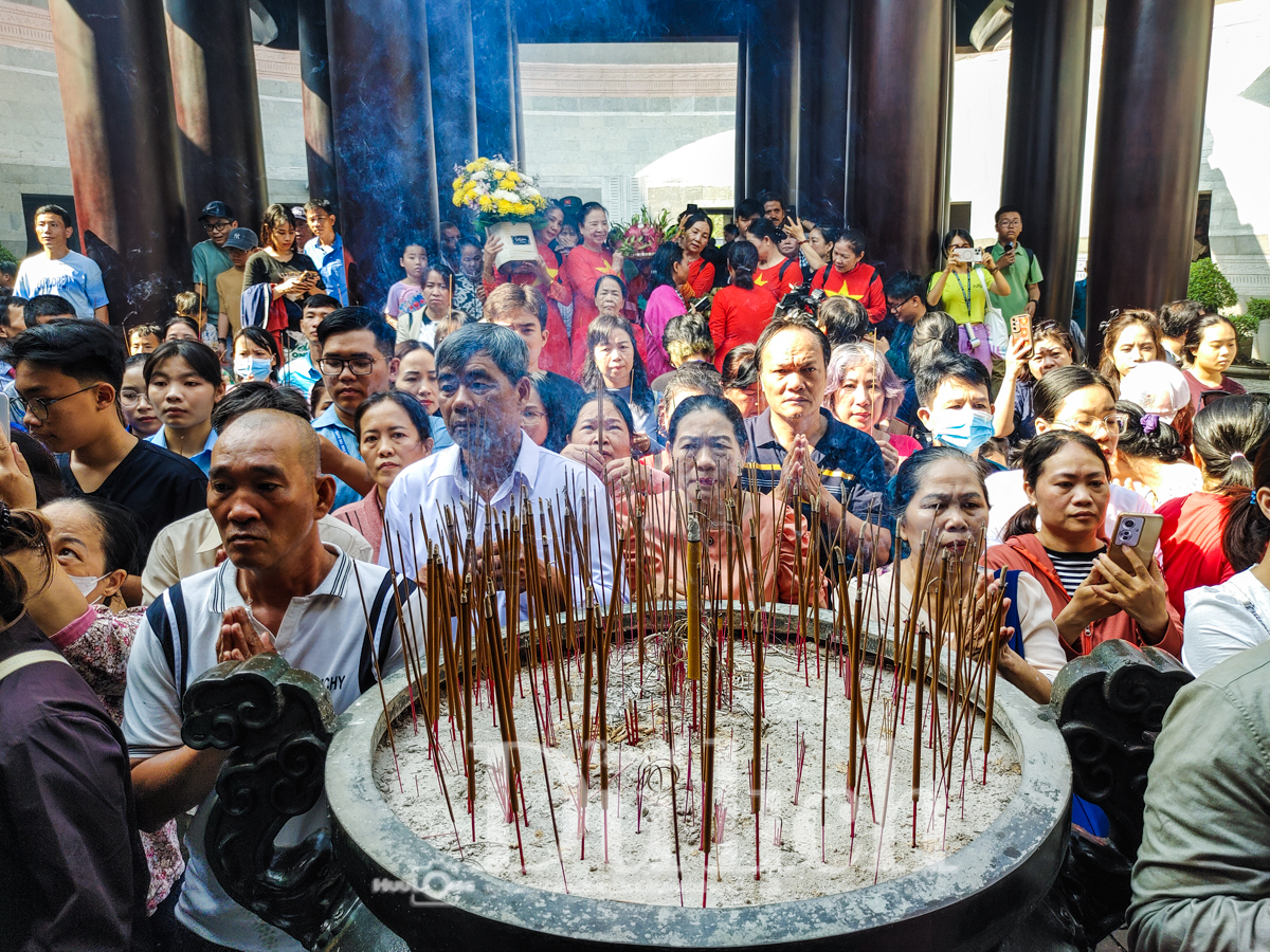 Hàng ngàn người dân và du khách rộn ràng trẩy hội Đền Hùng trong ngày Giỗ Quốc Tổ - 8