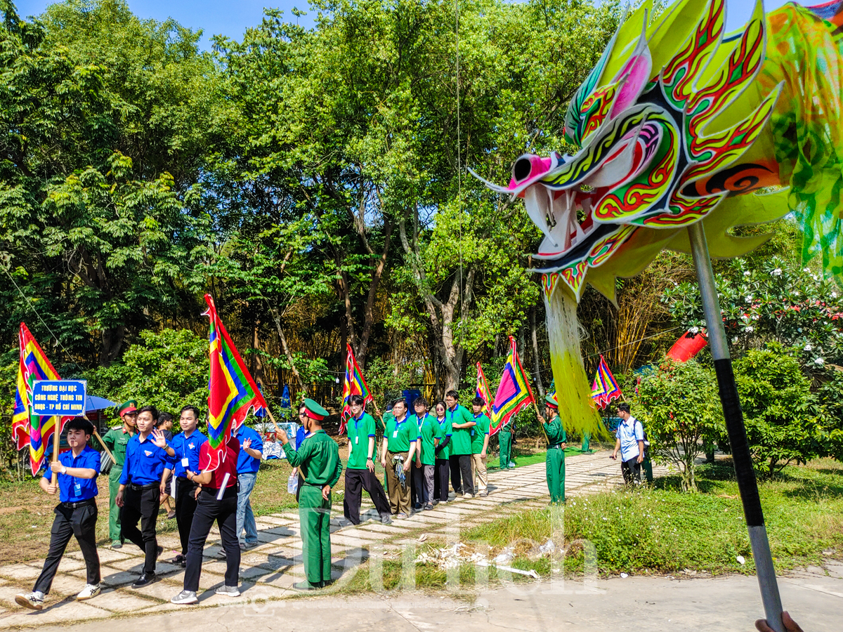 Hàng ngàn người dân và du khách rộn ràng trẩy hội Đền Hùng trong ngày Giỗ Quốc Tổ - 15