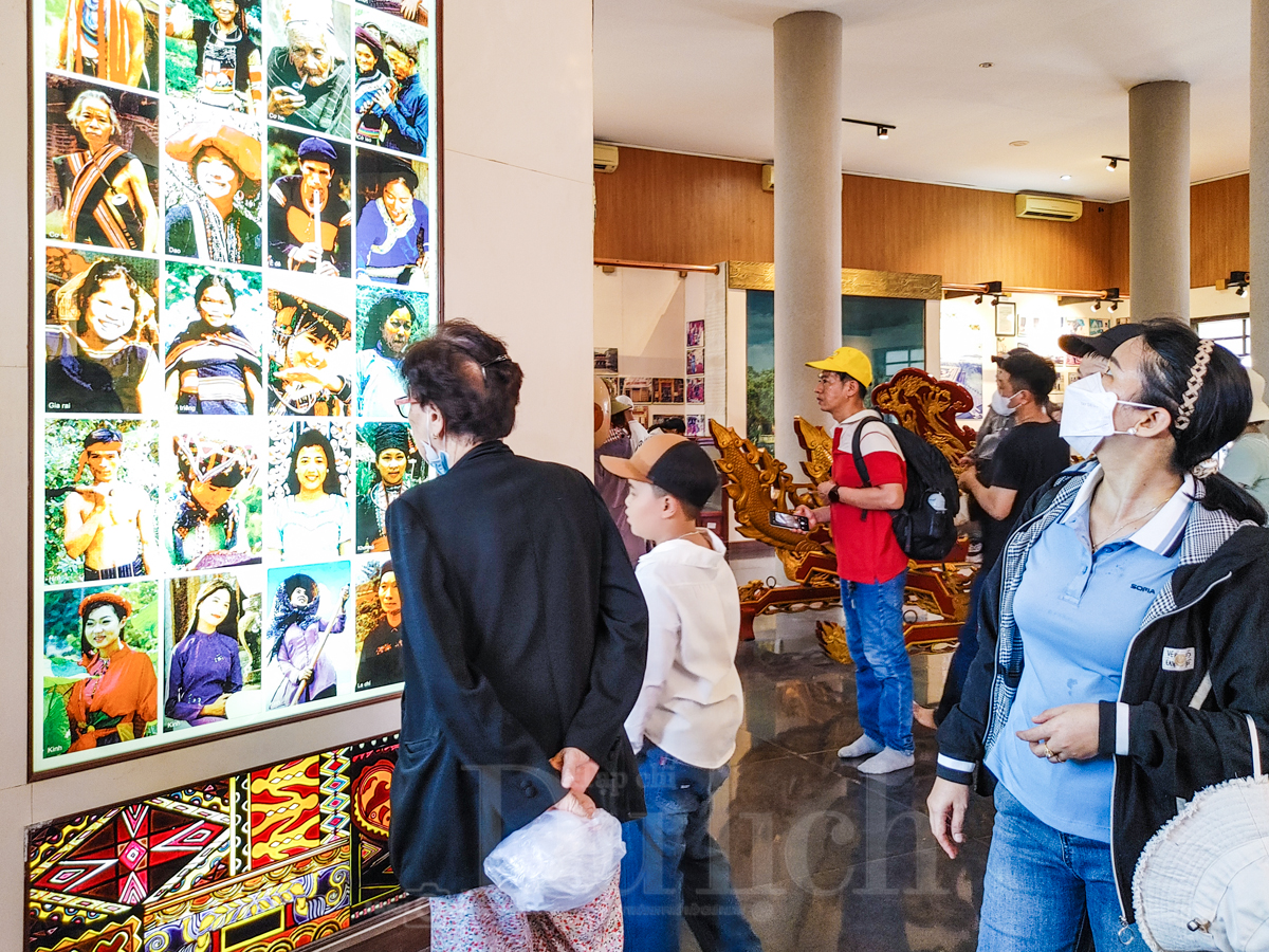 Độc đáo bộ sưu tập cổ vật lộ thiên đánh thức hồn cốt nghìn năm giữa lòng thành phố - 13