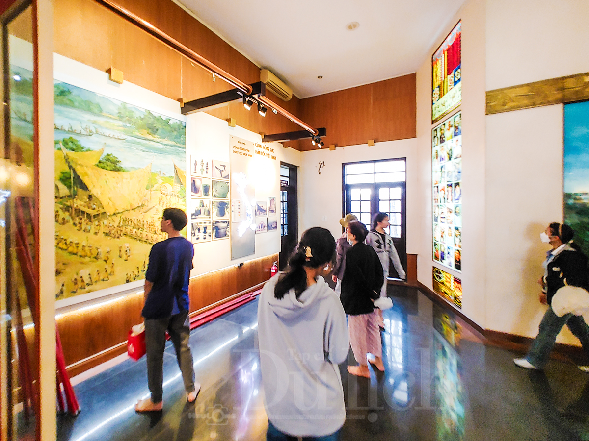 Độc đáo bộ sưu tập cổ vật lộ thiên đánh thức hồn cốt nghìn năm giữa lòng thành phố - 11