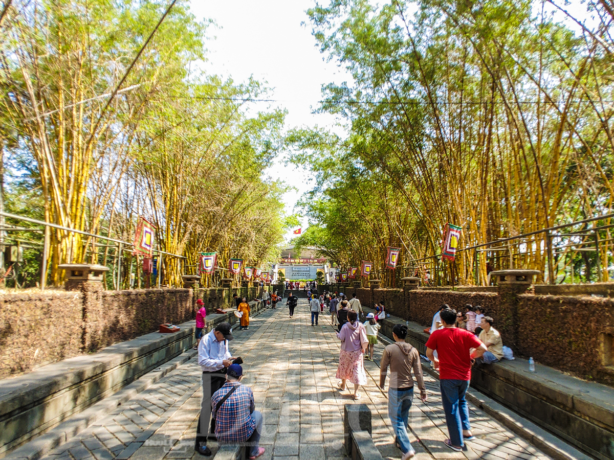 Độc đáo bộ sưu tập cổ vật lộ thiên đánh thức hồn cốt nghìn năm giữa lòng thành phố - 1