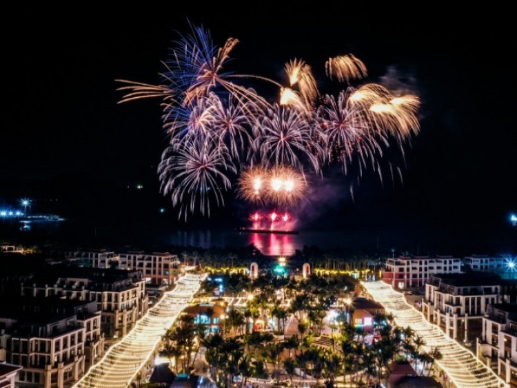 Cát Bà đón dòng khách lớn đêm khai trương VUI-Fest, vịnh trung tâm bùng nổ không khí lễ hội