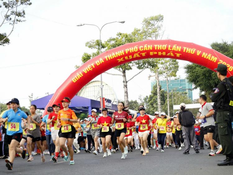 Hàng nghìn vận động viên chạy việt dã tại Lễ hội Đền thờ Vua Hùng ở Cần Thơ