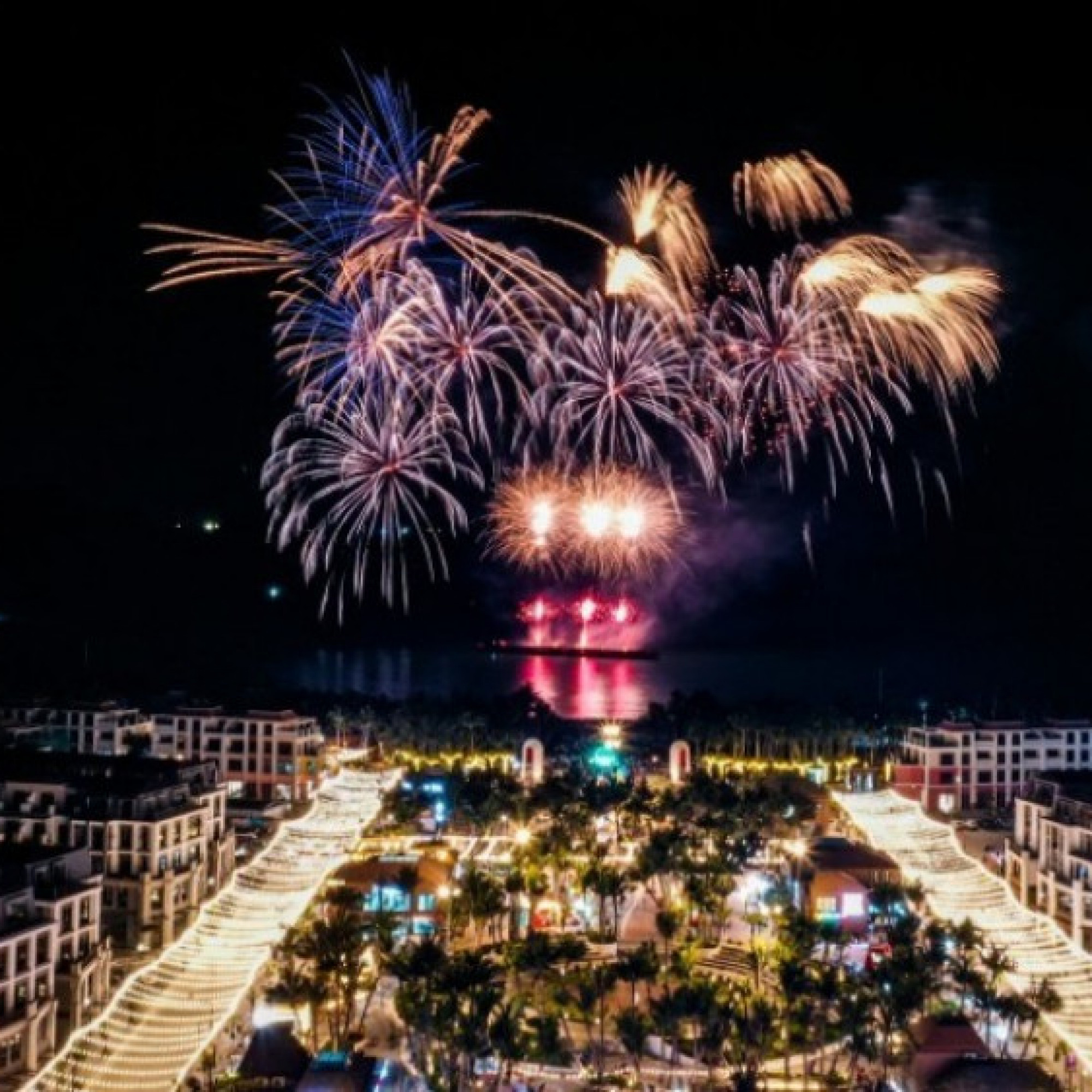  - Cát Bà đón dòng khách lớn đêm khai trương VUI-Fest, vịnh trung tâm bùng nổ không khí lễ hội