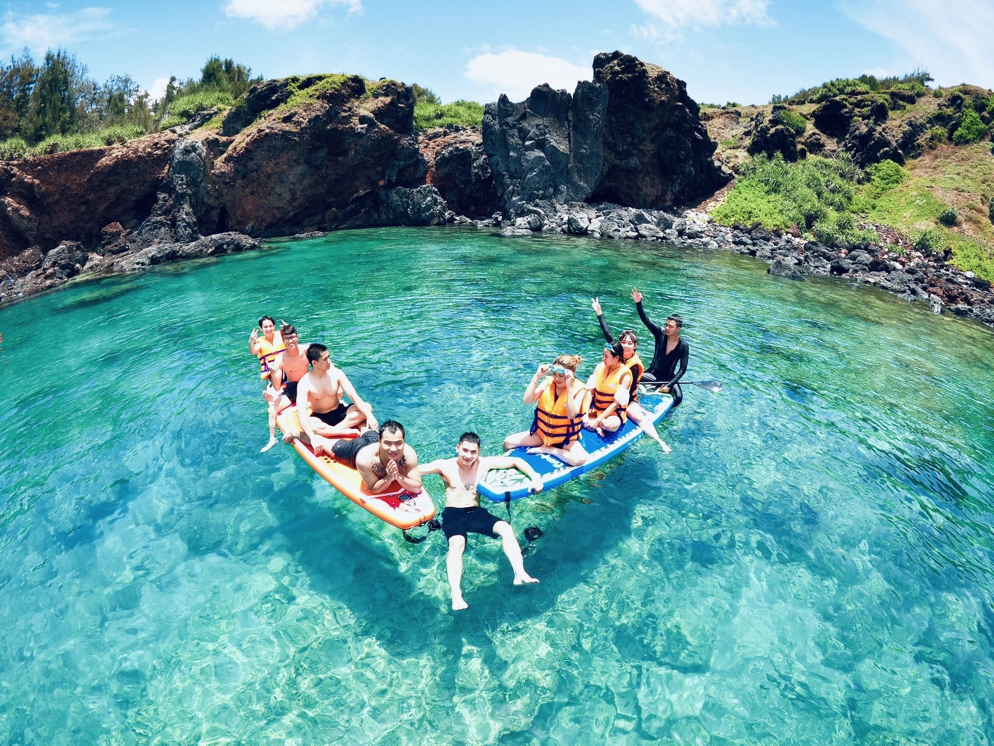 'Cháy' phòng, 'cháy' vé khắp nơi trong kỳ nghỉ lễ Giỗ Tổ và 30/4 - 3