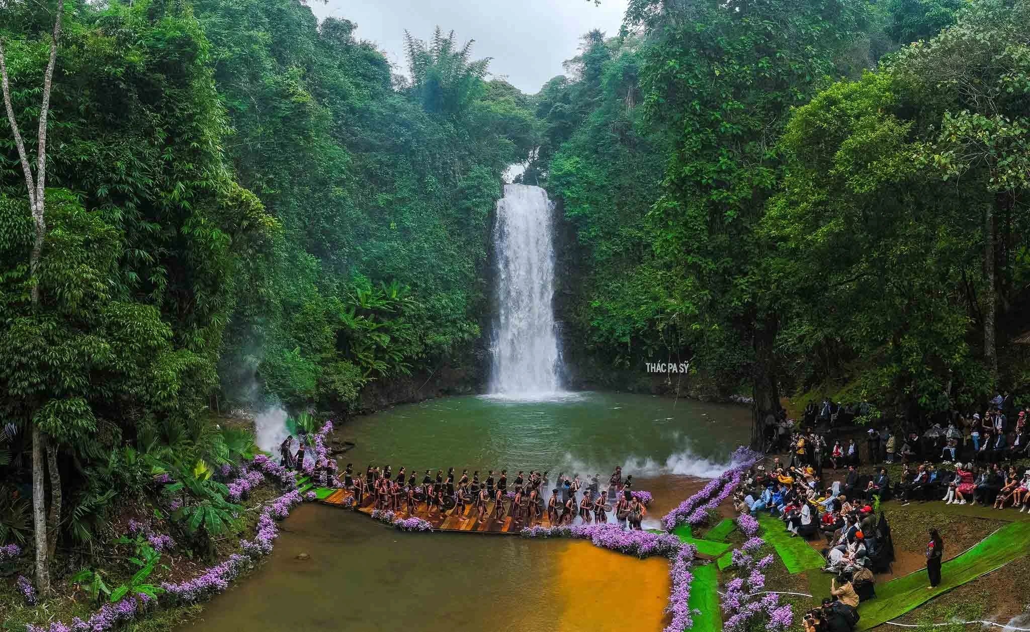 'Cháy' phòng, 'cháy' vé khắp nơi trong kỳ nghỉ lễ Giỗ Tổ và 30/4 - 4
