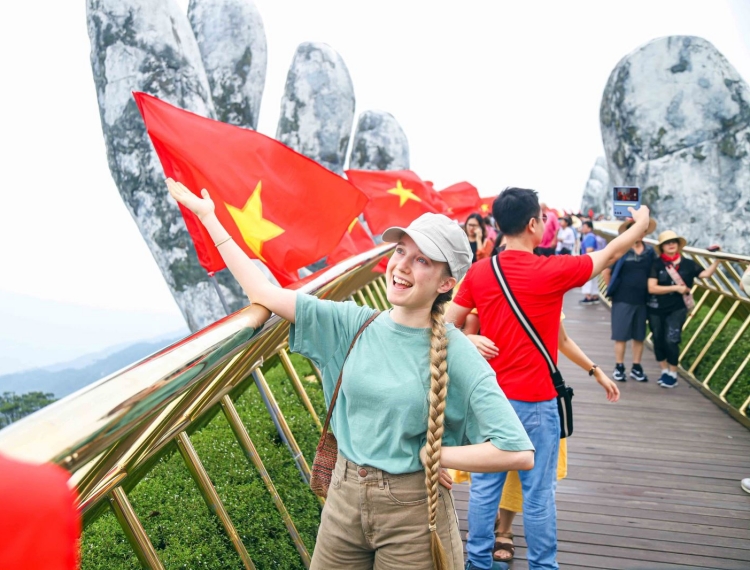 'Cháy' phòng, 'cháy' vé khắp nơi trong kỳ nghỉ lễ Giỗ Tổ và 30/4