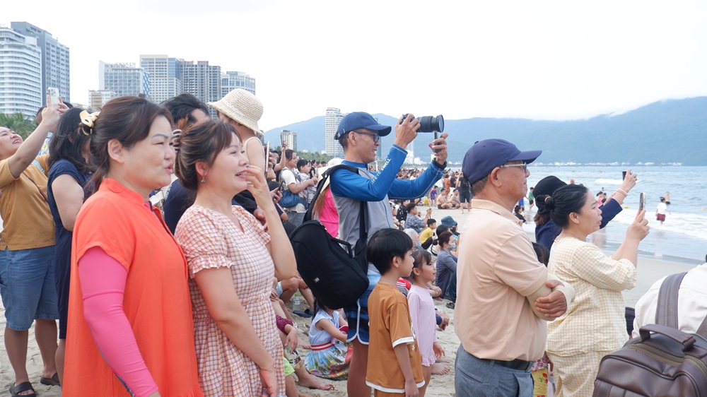 Các địa phương tung chương trình đặc sắc đón khách nhân dịp lễ lớn - 2