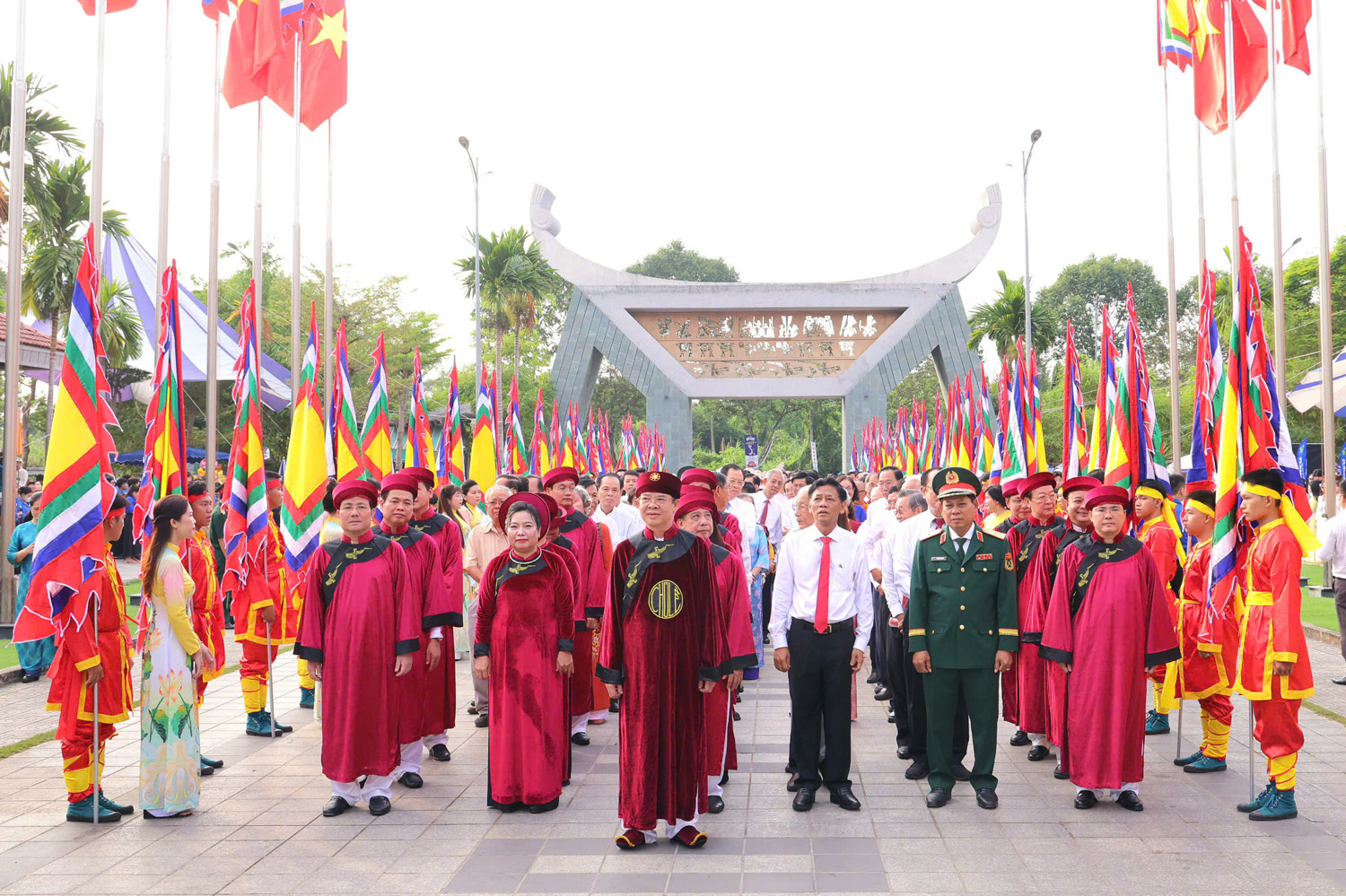 Thờ cúng các Vua Hùng là truyền thống văn hóa - 2