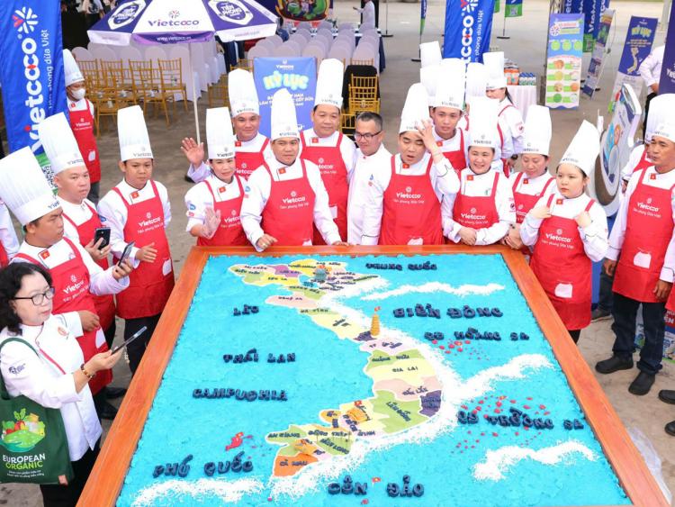 Kỷ lục bản đồ Việt Nam làm từ xôi nước cốt dừa nặng 600 kg