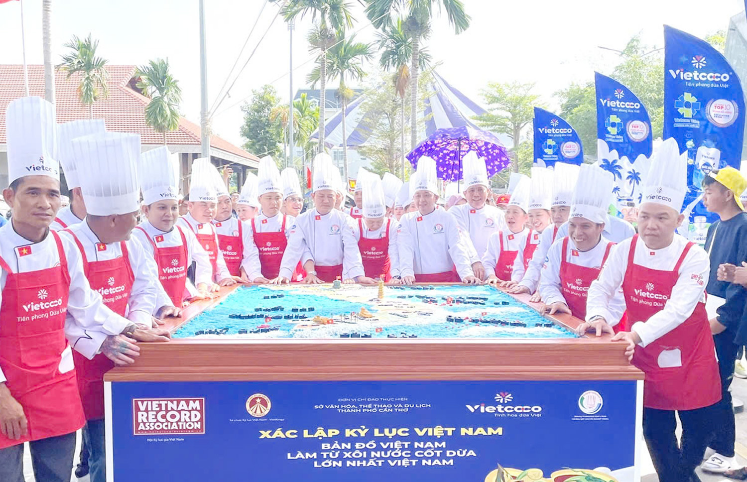 Kỷ lục bản đồ Việt Nam làm từ xôi nước cốt dừa nặng 600 kg - 1