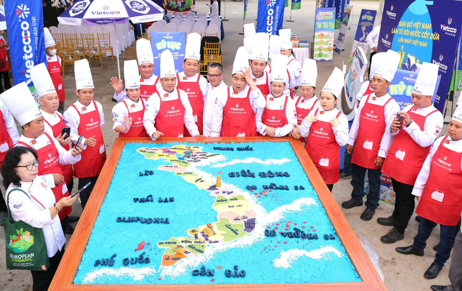 Kỷ lục bản đồ Việt Nam làm từ xôi nước cốt dừa nặng 600 kg - 2