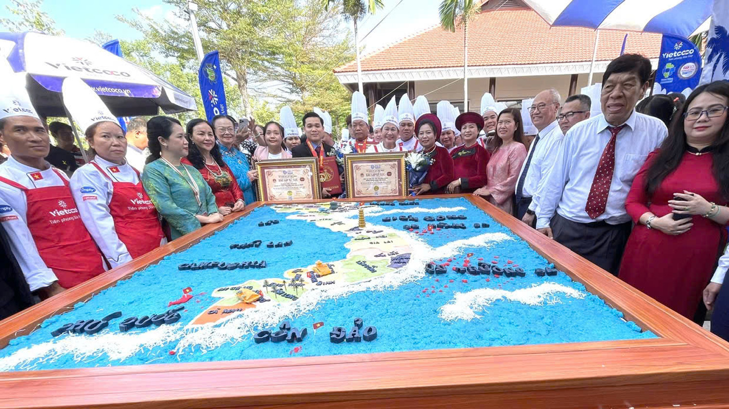 Kỷ lục bản đồ Việt Nam làm từ xôi nước cốt dừa nặng 600 kg - 3
