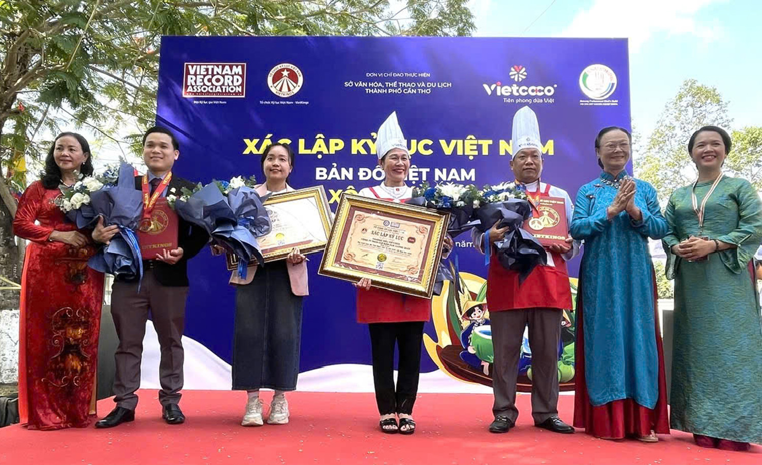 Kỷ lục bản đồ Việt Nam làm từ xôi nước cốt dừa nặng 600 kg - 4