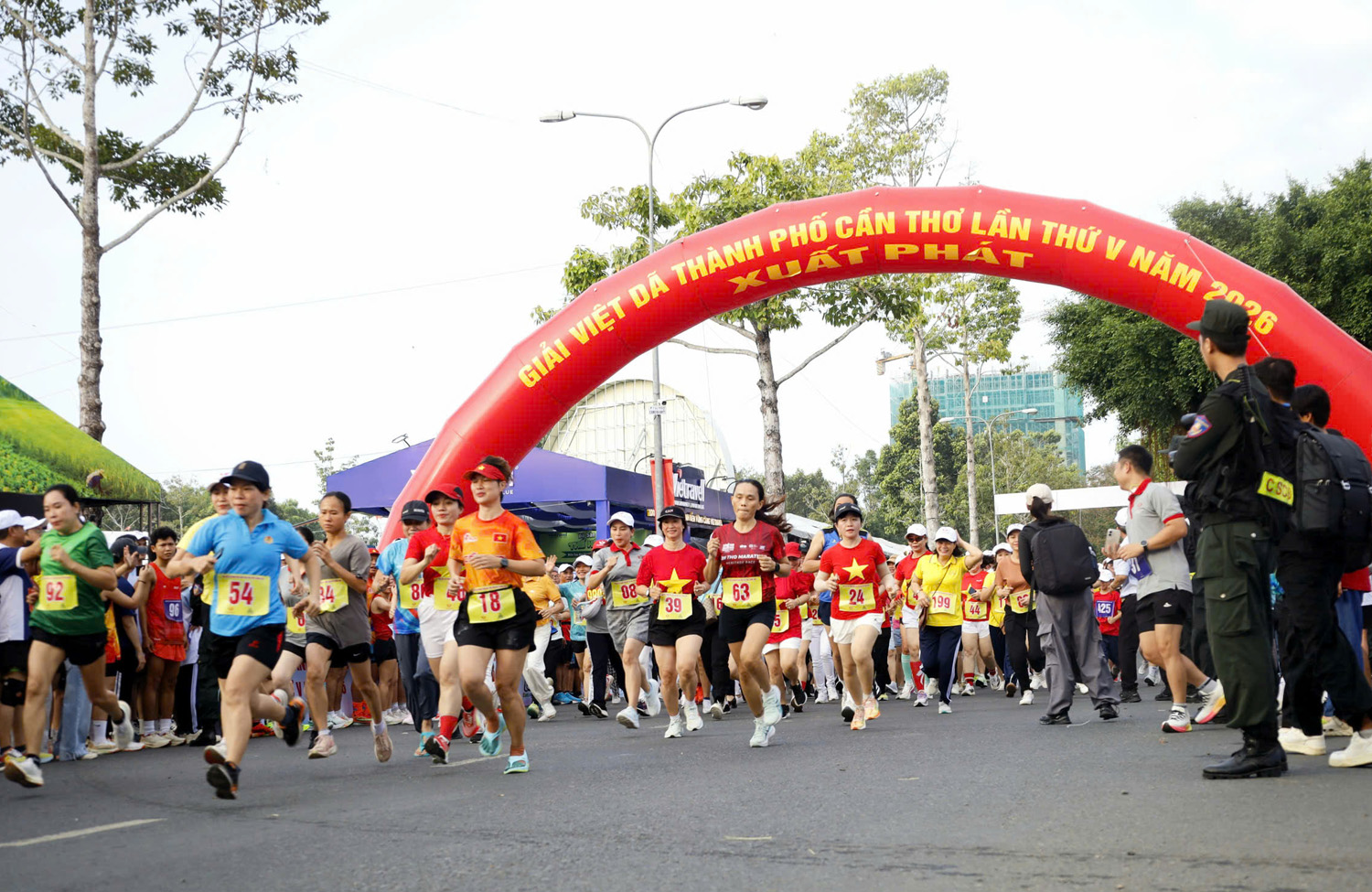 Hàng nghìn vận động viên chạy việt dã tại Lễ hội Đền thờ Vua Hùng ở Cần Thơ - 4