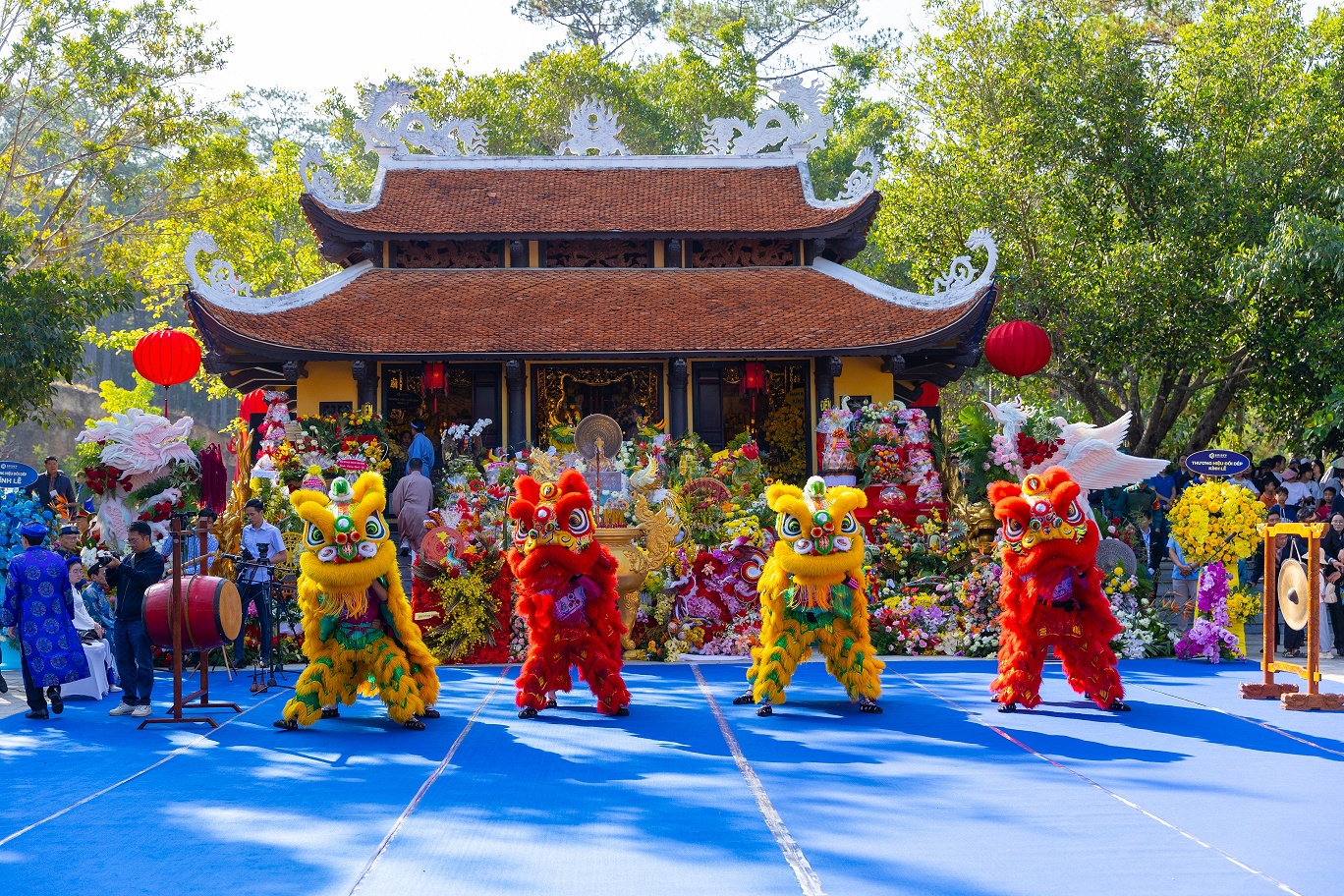 Đông đảo du khách đến dự Lễ Giỗ Tổ Hùng Vương tại Lâm Đồng - 1