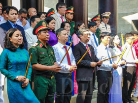  - Dù ai đi ngược về xuôi, nhớ ngày Giỗ Tổ mùng Mười tháng Ba