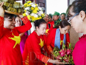  - Hàng ngàn người dân và du khách rộn ràng trẩy hội Đền Hùng trong ngày Giỗ Quốc Tổ