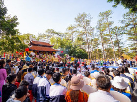  - Đông đảo du khách đến dự Lễ Giỗ Tổ Hùng Vương tại Lâm Đồng