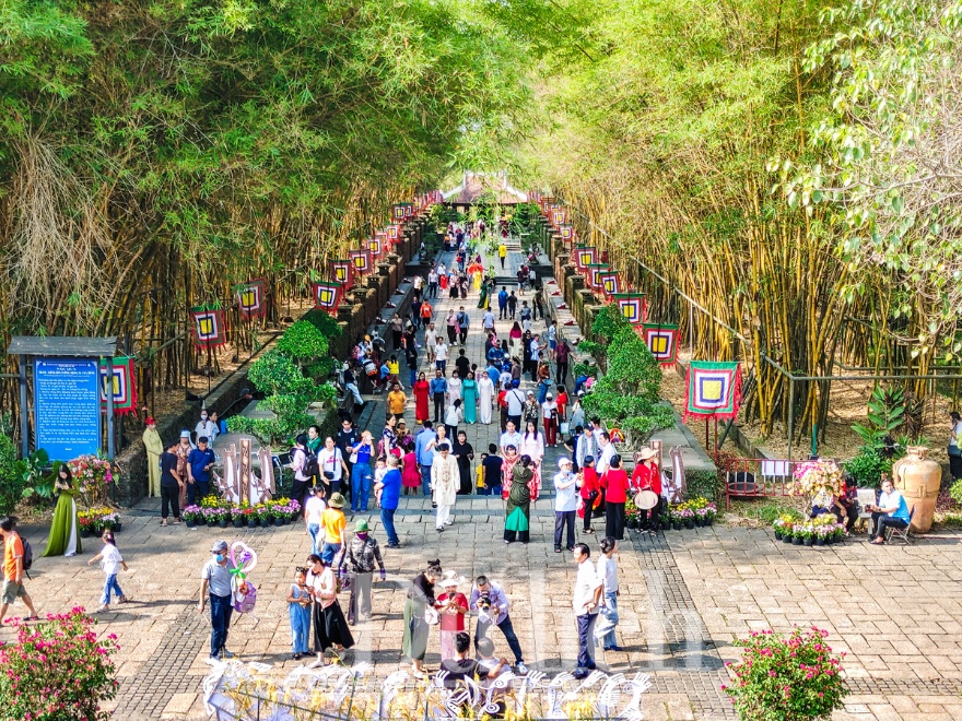 Hàng ngàn người dân và du khách rộn ràng trẩy hội Đền Hùng trong ngày Giỗ Quốc Tổ - 5