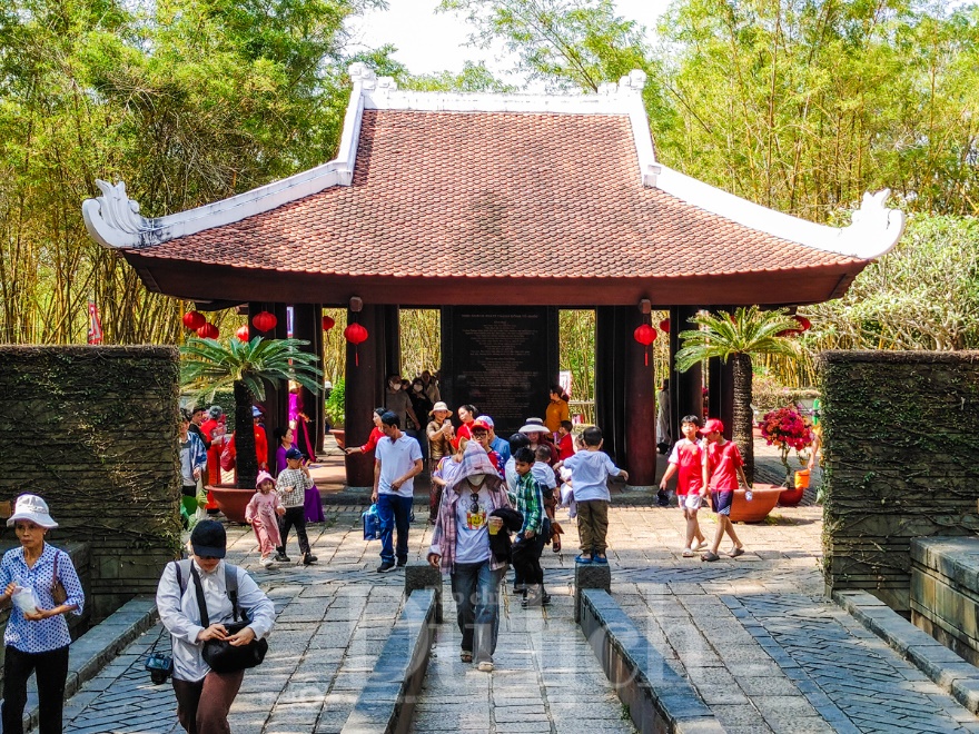 Hàng ngàn người dân và du khách rộn ràng trẩy hội Đền Hùng trong ngày Giỗ Quốc Tổ - 2