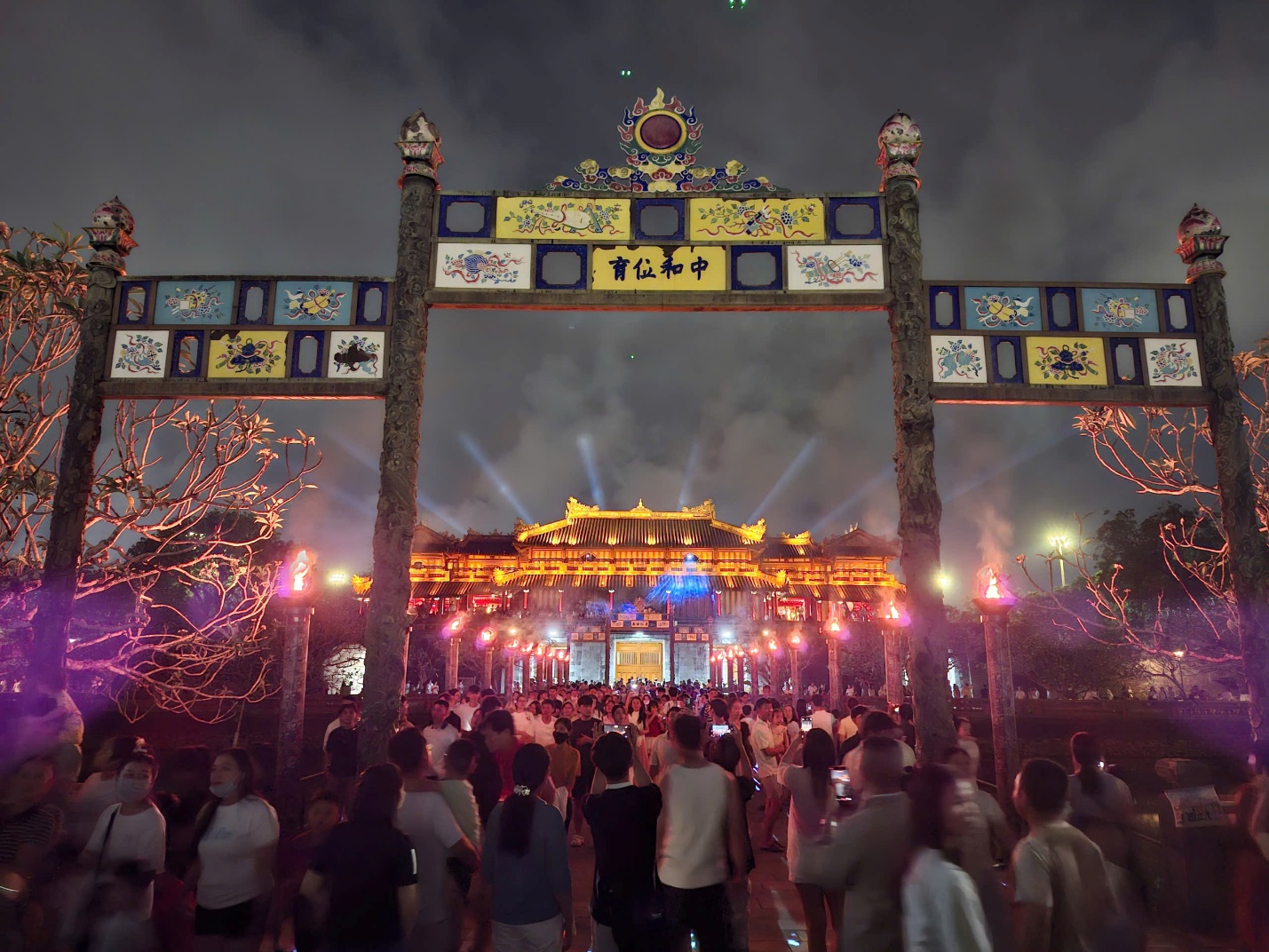 Vào Đại nội Huế xem ‘Hoàng cung Huyền ảo’ - 2