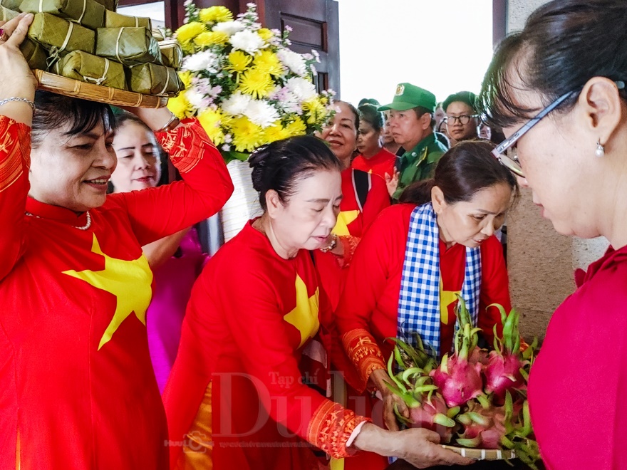 Hàng ngàn người dân và du khách rộn ràng trẩy hội Đền Hùng trong ngày Giỗ Quốc Tổ - 7