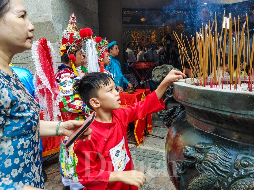 Hàng ngàn người dân và du khách rộn ràng trẩy hội Đền Hùng trong ngày Giỗ Quốc Tổ - 9